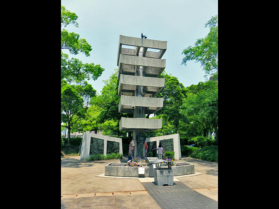 原爆ドーム 動員学徒慰霊塔