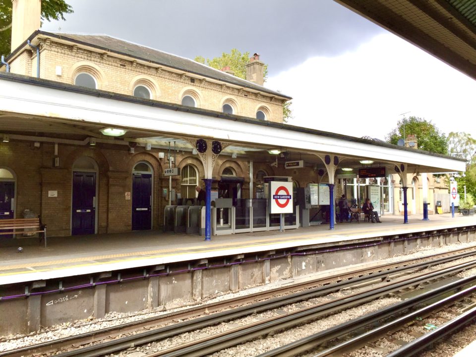 ロンドン Kew Gardens 駅