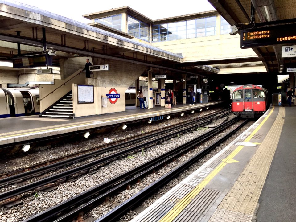 ロンドン ACTON TOWN駅